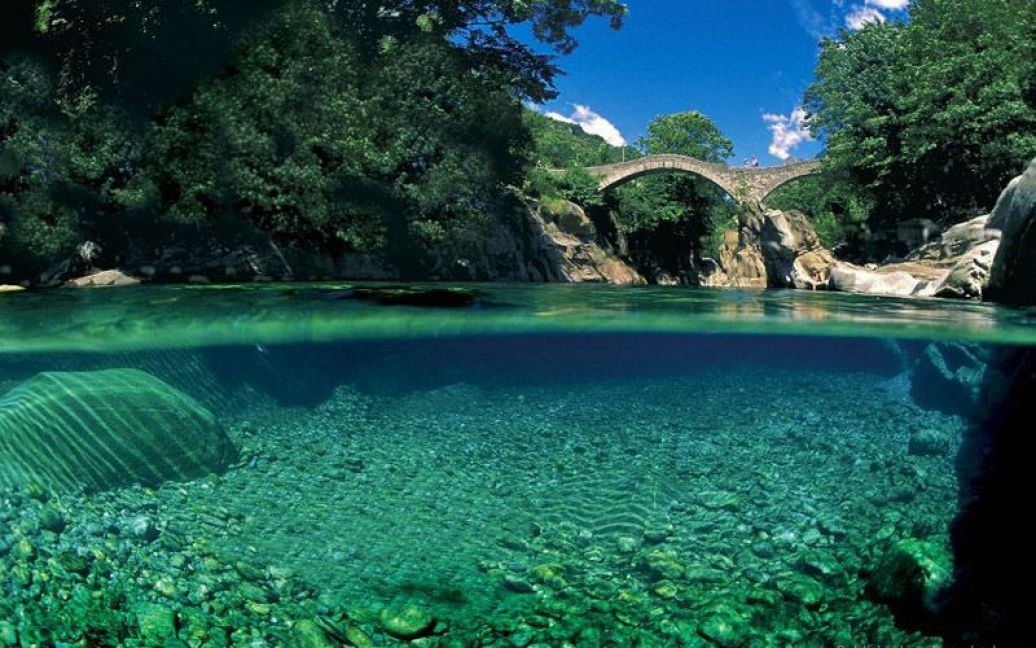 Дивовижно прозора ріка у Швейцарії / © 