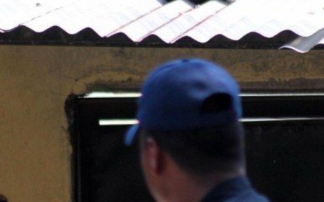 Гондурас, Сан-Педро-Сула. поліцейський дивиться на голову в&#039;язня, якого обезголовили під час бійки між двома конкуруючими бандами у в&#039;язниці Сан-Педро-Сула на півночі Гондурасу. Щонайменше 13 людей загинули в результаті безладів у в&#039;язниці. / © AFP