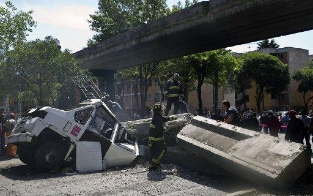 В результаті землетрусу міста у Мехіко обрушився на мікроавтобус / © AFP