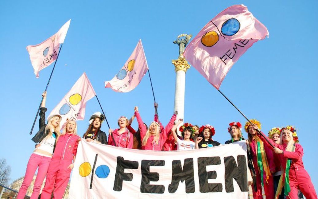FEMEN похизувались новими рожевими комбінезонами / © Жіночий рух FEMEN