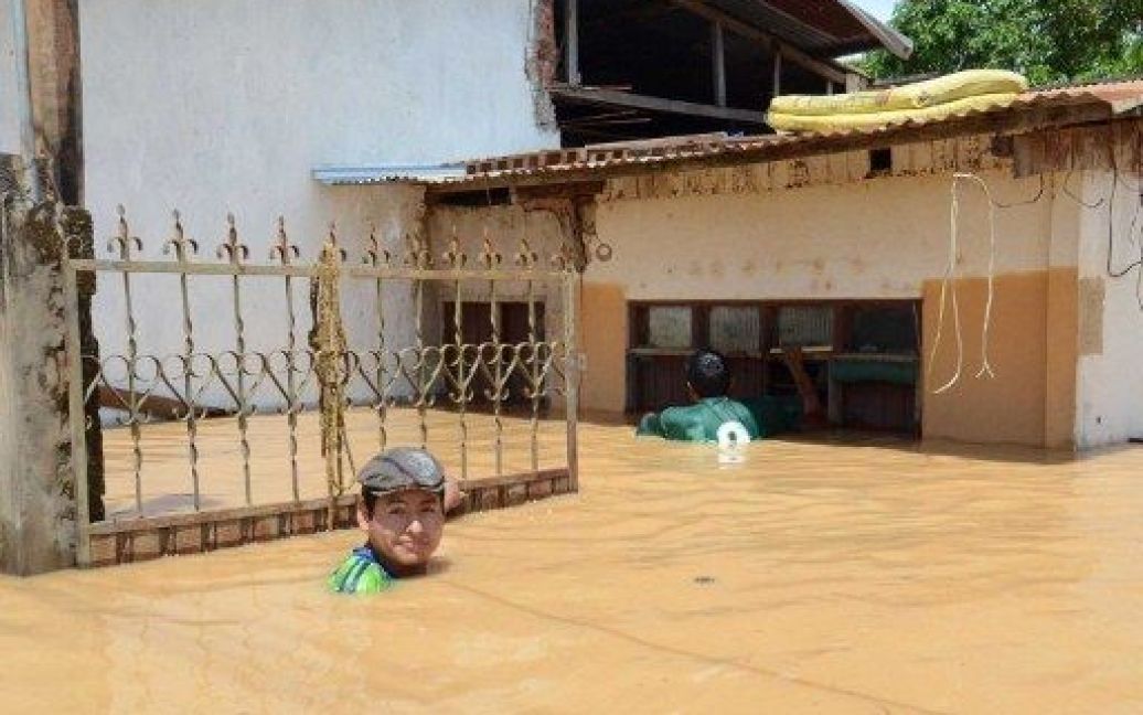 Болівія, Пандо. Місцеві жителі пробираються до затопленого будинку у спробі врятувати частину своїх речей. Річки вийшли з берегів через тривалі дощі та затопили кілька районів на кордоні з Бразилією. Тисяча сімей залишилась без даху над головою. / © AFP