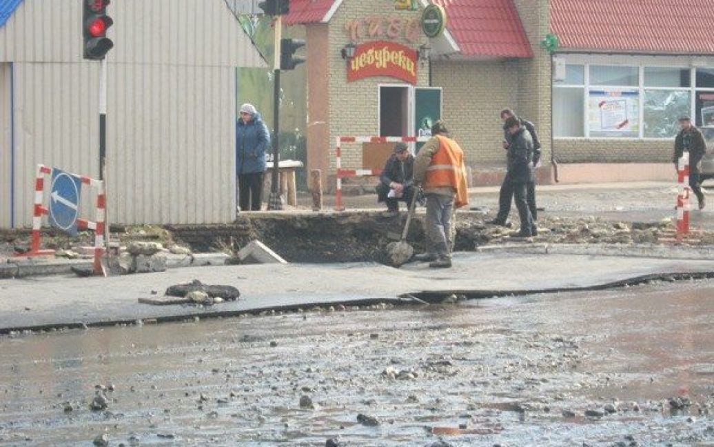 Аварія каналізаційного колектору в Луганську / © comments.ua