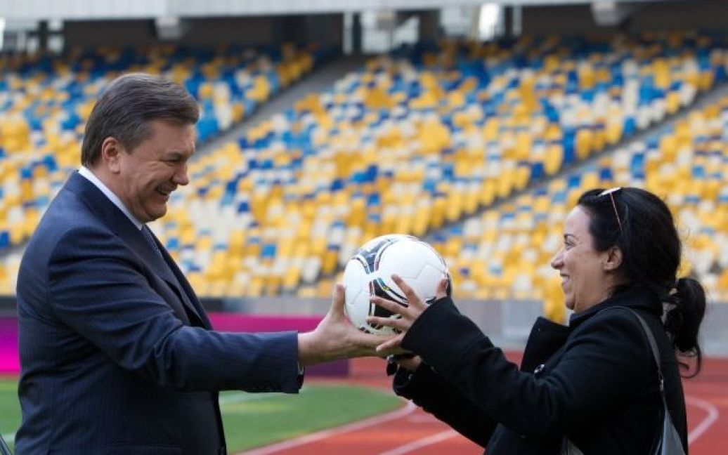 Віктор Янукович, на прохання однієї з журналісток, подарував їй футбольний м&#039;яч для сина. / © President.gov.ua
