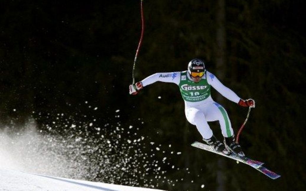 Австрія, Шладмінг. Італійський лижник Домінік Періс стрибає під час участі у фіналі зі швидкісного спуску на Чемпіонаті світу з гірськолижного спорту. / © AFP