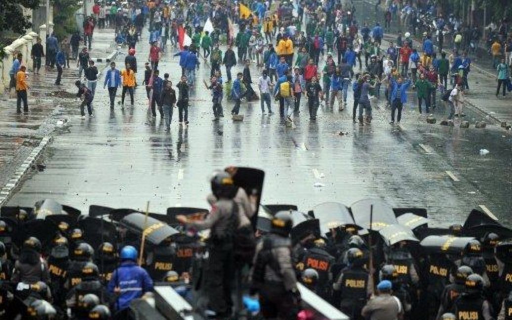 Індонезія, Джакарта. Зіткнення між поліцейськими та студентами сталися під час акції протесту проти планів уряду щодо підвищення цін на паливо, яку провели поблизу президентського палацу в Джакарті. / © AFP