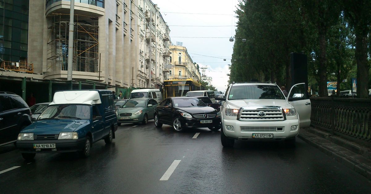 Мерседес і Тойота заблокували бульвар Шевченка