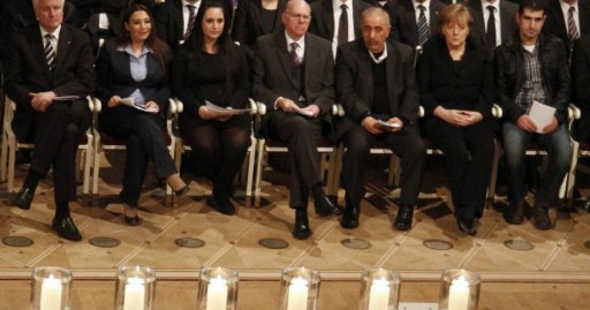 Німеччина, Берлін. Свічки у Берліні запалили в пам'ять про жертв насильства ультраправих під час офіційної церемонії на чолі з канцлером Німеччини Ангелою Меркель. У Берліні викрили неонацистський осередок, в якому було вбито 10 осіб, в основному іноземці. / © AFP