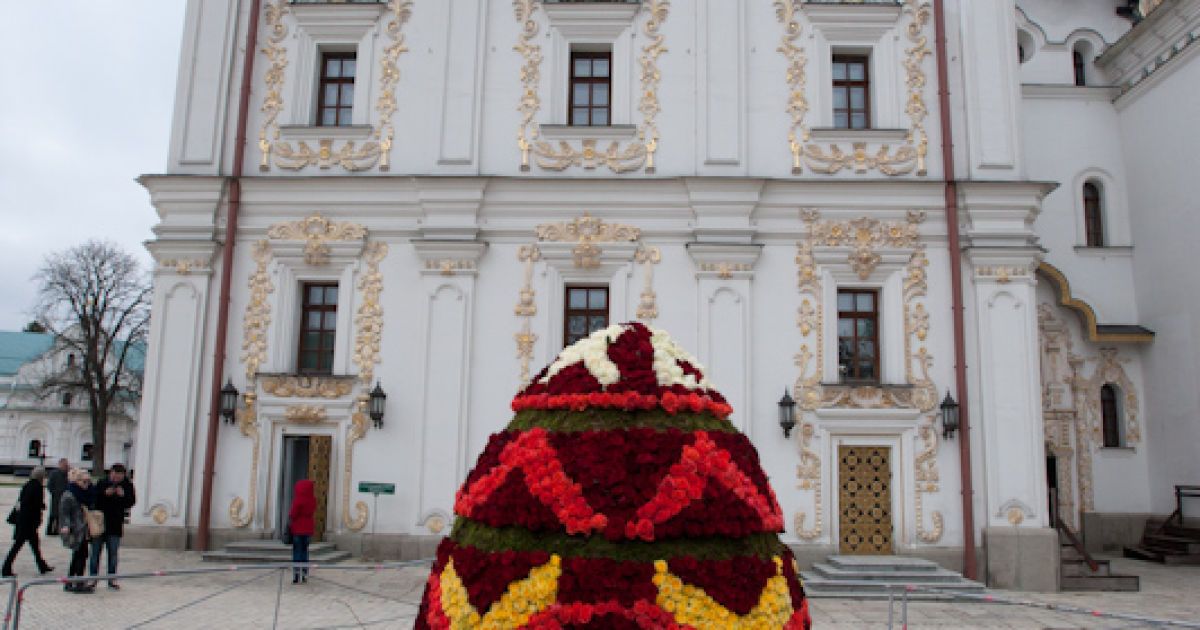 У Лаврі встановили великоднє яйце з 7500 троянд