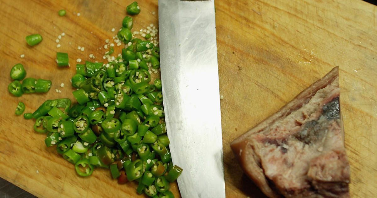 Підійшов ззаду і хотів обійняти: у Харкові дружина, коли готувала вечерю, ледь не вбила чоловіка