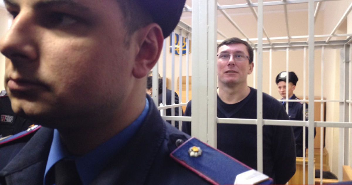 Луценко слухає оголошення вироку у клітці / © Главред