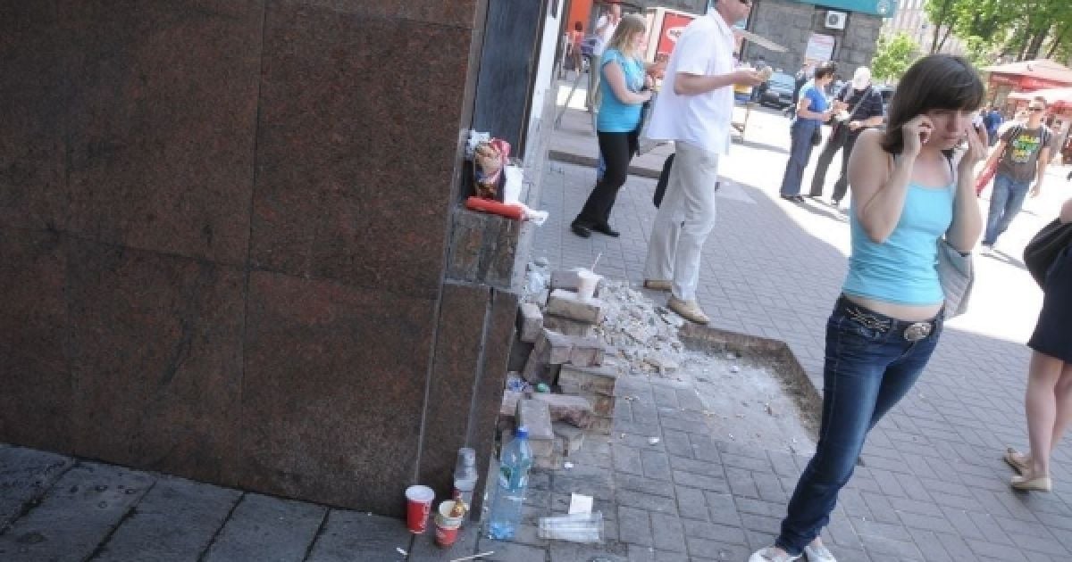 Люди викидають сміття просто під ноги