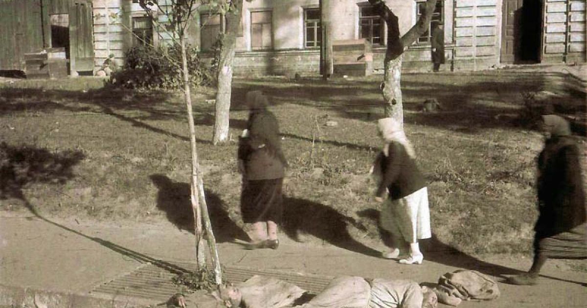Вбиті радянські військовополонені на вулиці Києва. Фото зроблено через 10 днів після захоплення міста / © bigpicture.ru