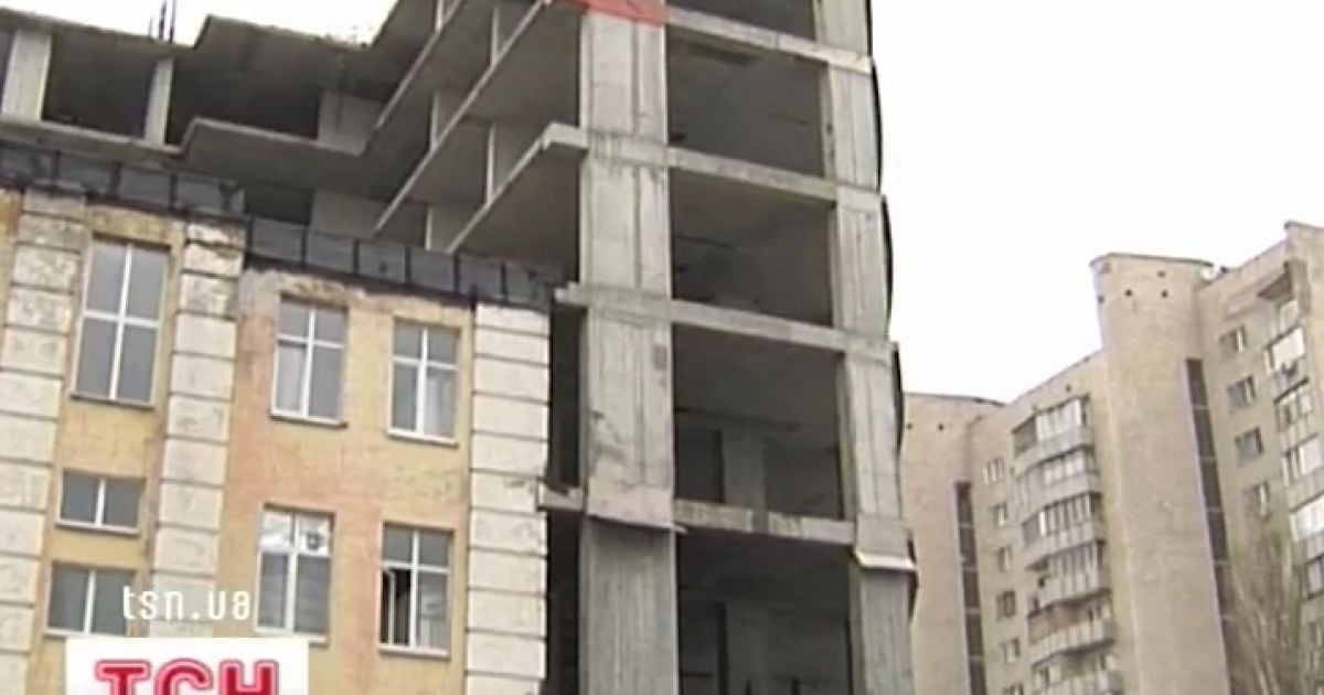 Проти зведення багатоповерхівки повстали місцеві жителі &ndash; вона повністю закриває відомий Покровський монастир