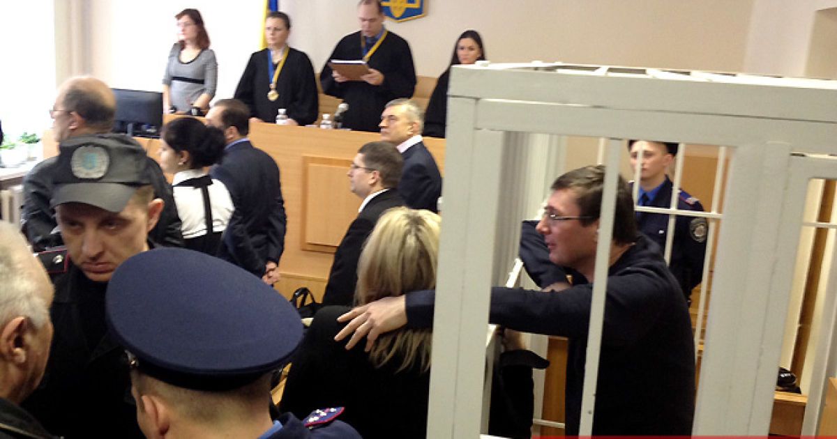 Луценко слухає оголошення вироку у клітці / © Главред