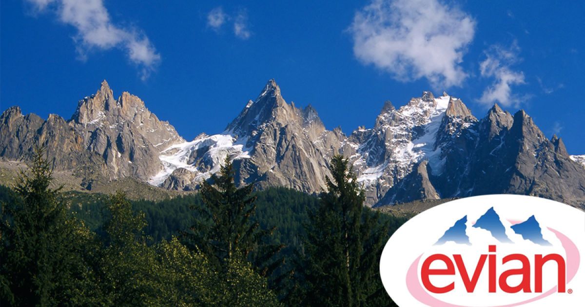 Французька мінералка "Evian" отримала назву на честь містечка Евіан-ле-Бен, в околицях якого знаходиться кілька джерел. Саме тут, на березі Женевського озера з мальовничими видами на Альпи, і розливається по пляшках відома на весь світ вода. На логотип "Evian" потрапили три найбільш фотогенічні засніжені вершини, які відмінно проглядаються з розташованої неподалік від Евіана долини Шамоні. У центрі композиції - гора Монблан (4807 метрів), а один з її сусідів - пік Егюій-дю-Міді, знаменитий не стільки своєю гострою верхівкою, скільки найвищою канатною дорогою у світі. / © bigpicture.ru