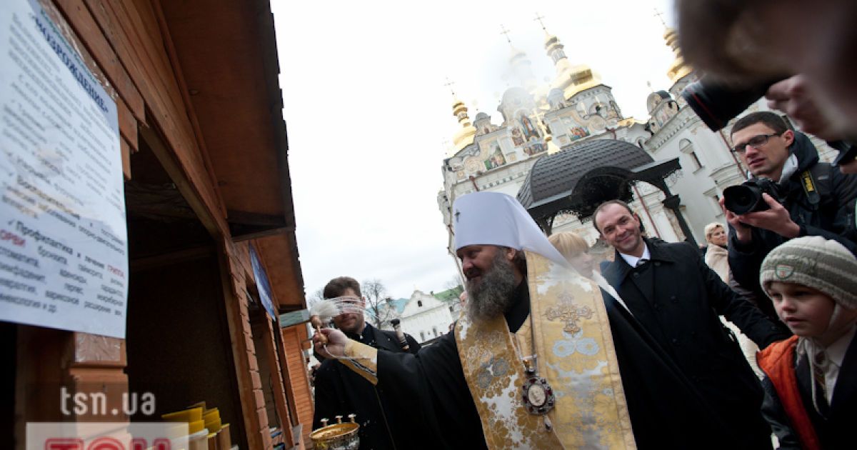 У Лаврі встановили великоднє яйце з 7500 троянд