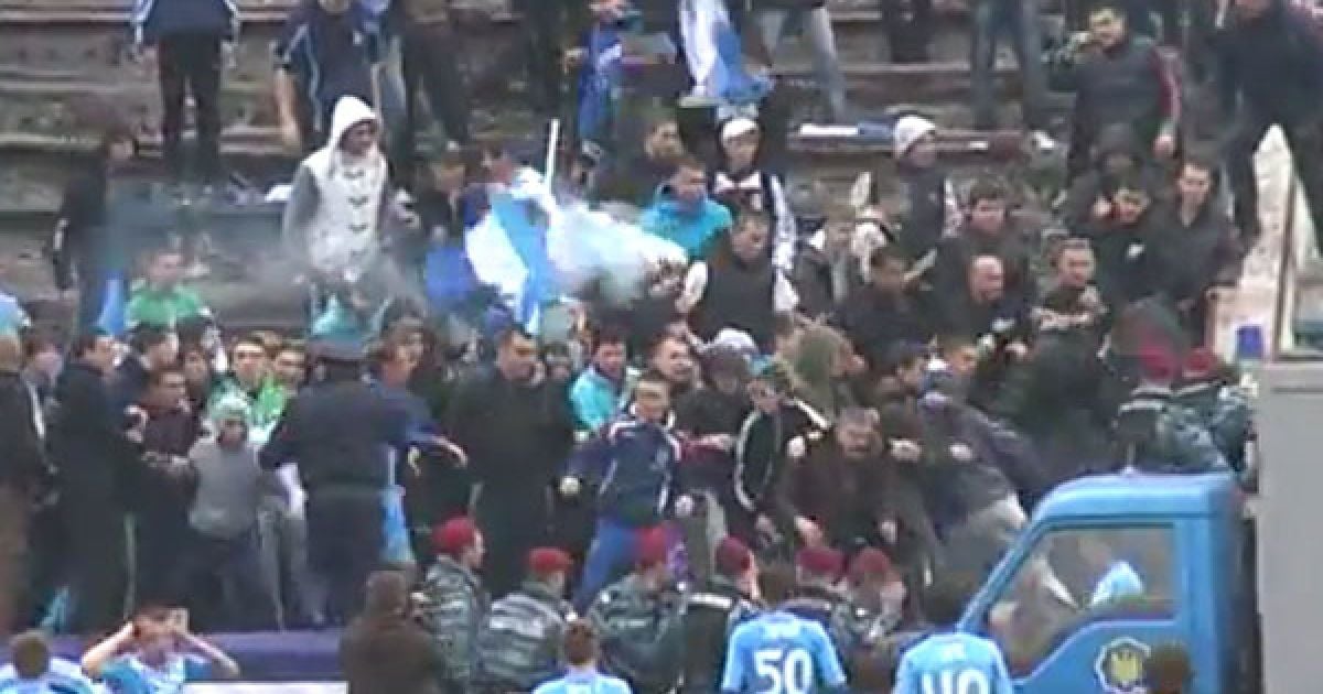 Фанати відтіснили бійців "Беркута" з сектору
