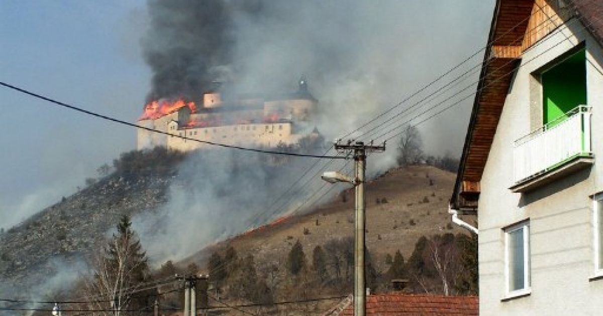 У Словаччині вщент згорів замок 14 століття / © AFP