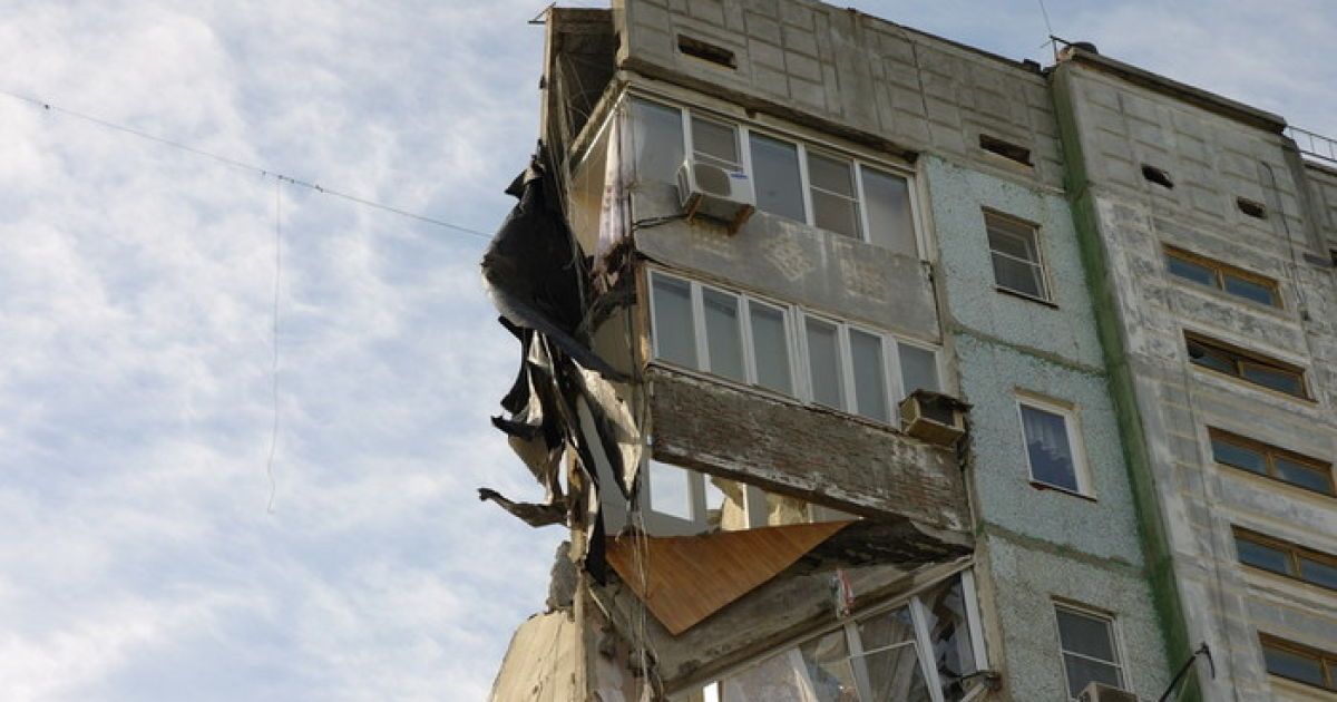 Астрахань дом обрушение. Взрыв газа в Астрахани 2012. Взрыв газа в Астрахани рухнул дом. Астрахань 2012 обрушение дома. Обрушение девятиэтажки Астрахань.