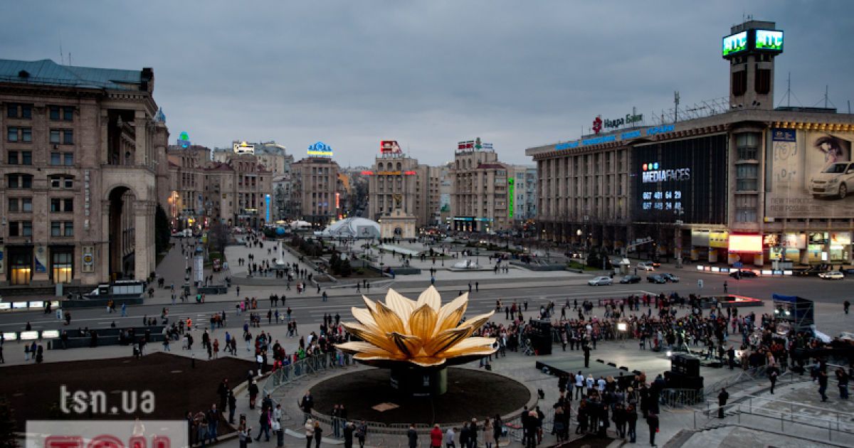 На Майдані Незалежності встановили гігантський "Золотий Лотос"