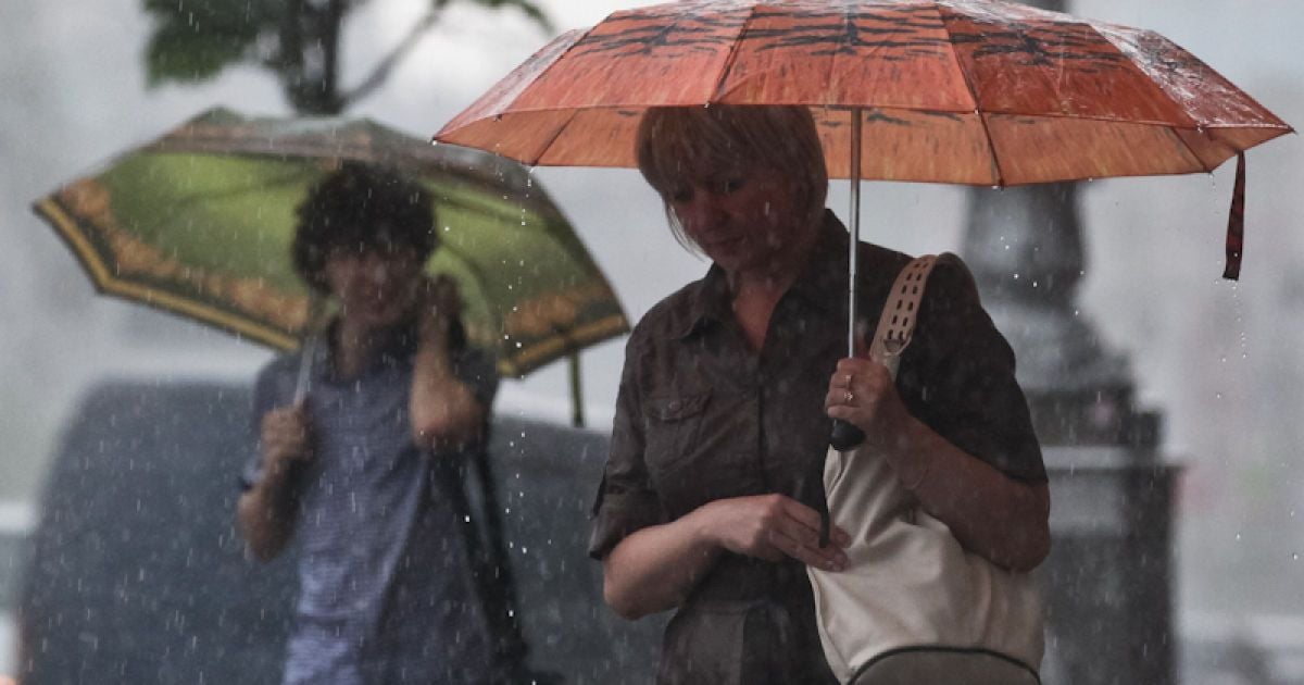 Україну накриють шторм, грози і град.