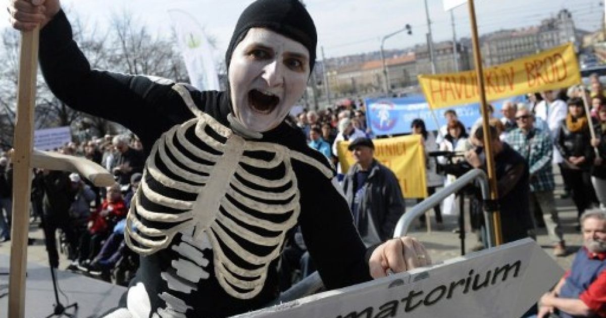 Чехія, Прага. Учасник акції протесту в костюмі скелета вигукує гасла під час демонстрації проти запланованих реформ в галузі охорони здоров'я. / © AFP