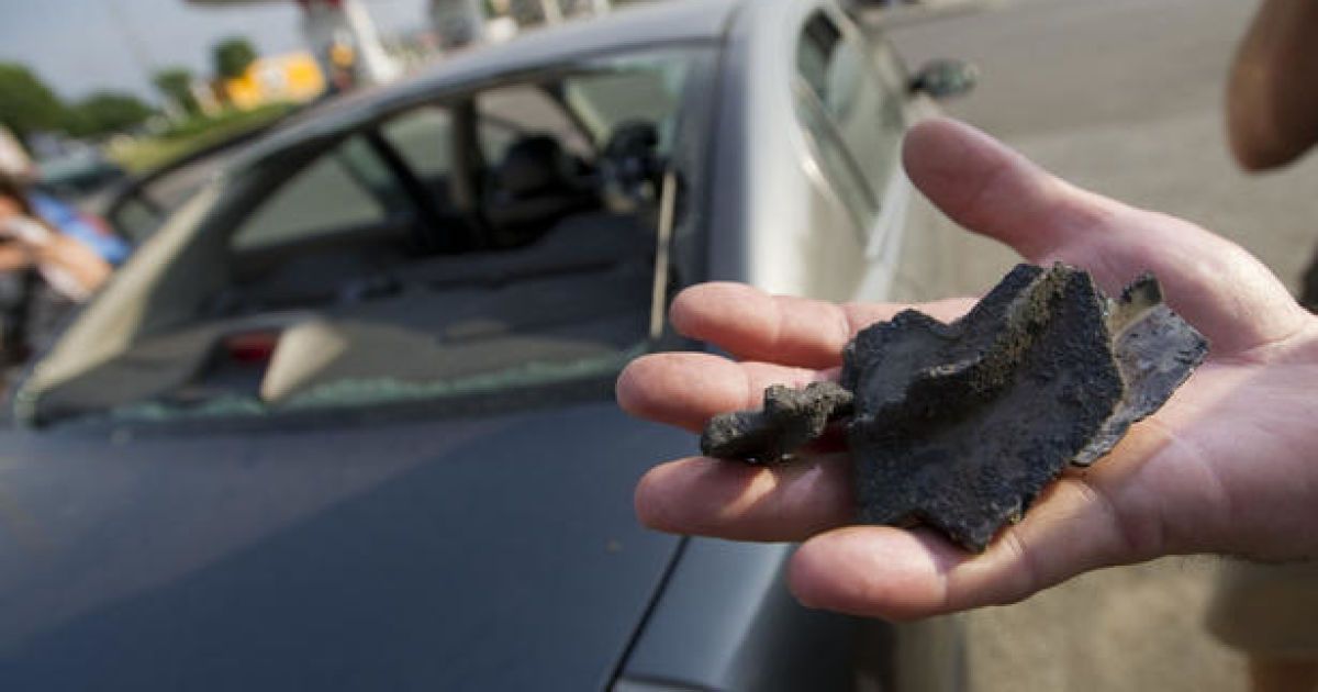 На автомобілі, які стояли на землі, впали такі шматки металу з літака