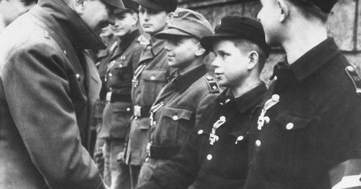Адольф Гітлер в саду імперської канцелярії нагороджує юних членів Гітлерюгенд / © bigpicture.ru