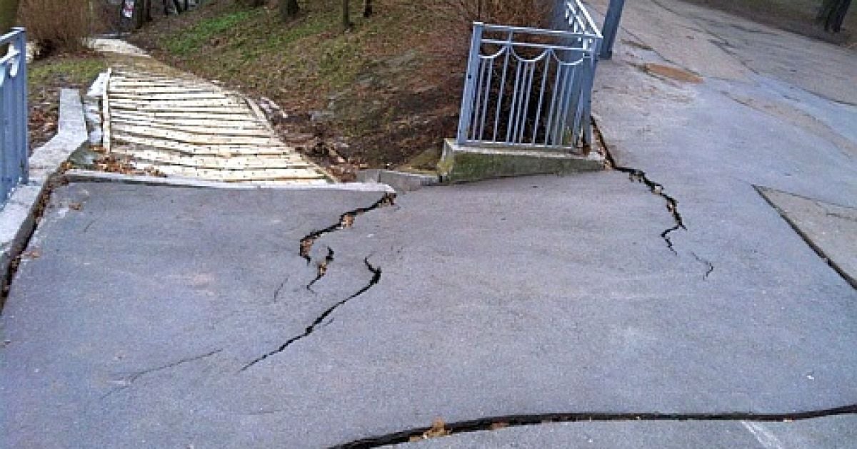 Біля пам'ятника Володимиру просідає ґрунт