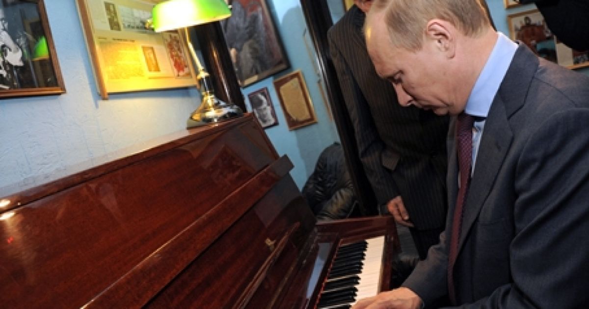 Путін побачив піаніно і сів на ньому пограти. Але інструмент виявився неготовий