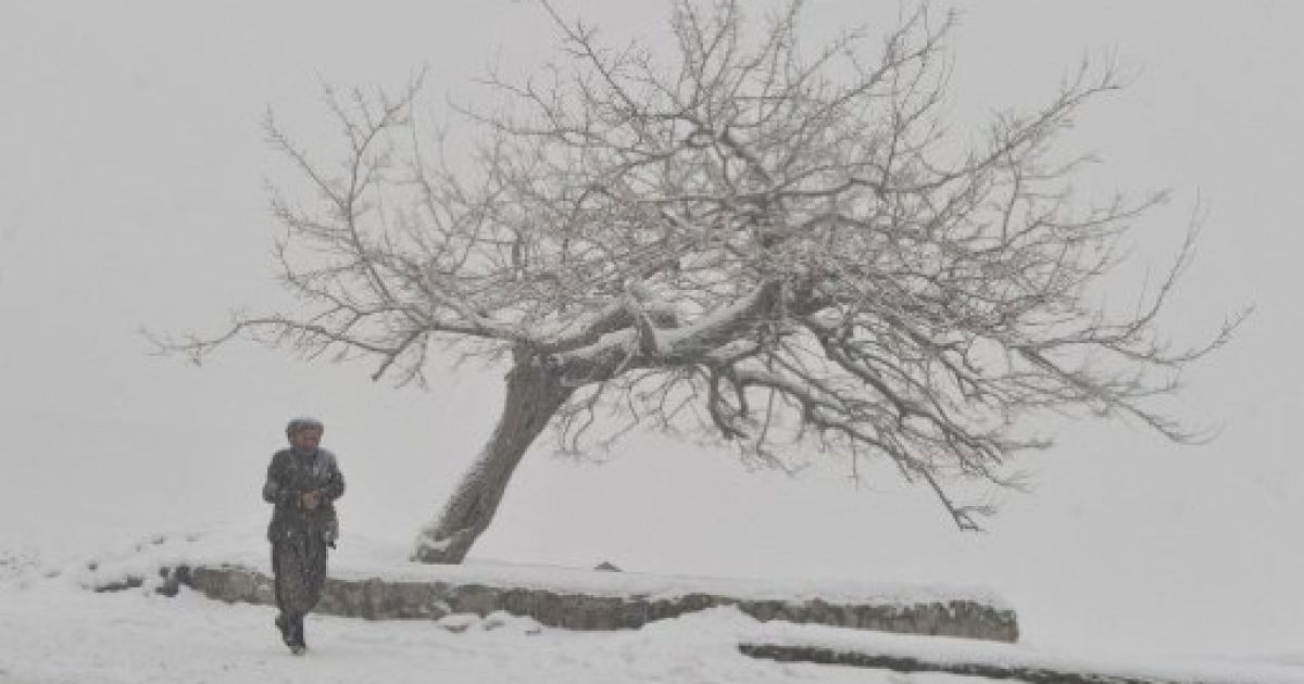 Афганістан, Кабул. Сильні снігопади та сувора зима вбили щонайменше 40 дітей у Афганістані протягом останнього місяця. / © AFP