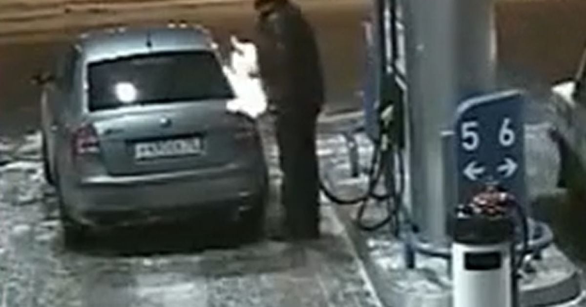 Росіянин хотів подивитися, чи достатньо налив бензину, та посвітив собі запальничкою