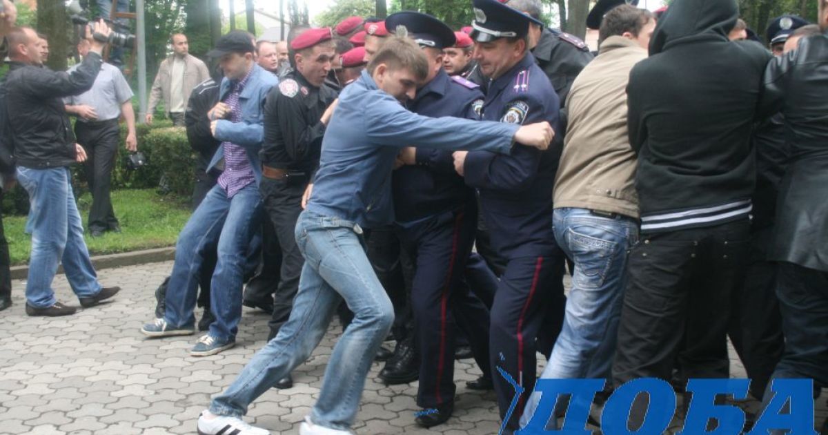 У Тернополі націоналісти побились з міліцією через прапор комуністів / © doba.te.ua