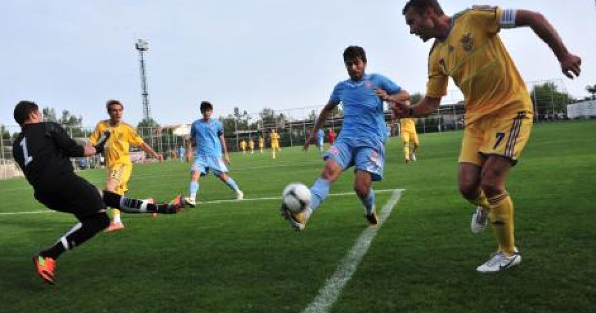 Шева віддає пас на Девіча