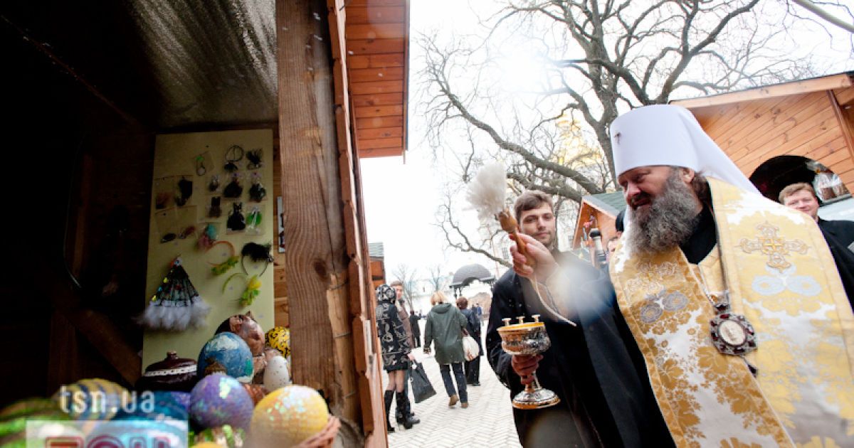 У Лаврі встановили великоднє яйце з 7500 троянд