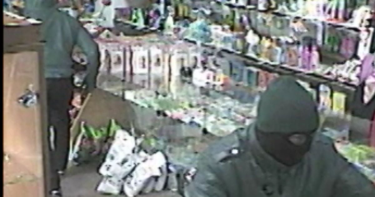 Невідомі в масках і з предметом, схожим на пістолет, погрожували продавцям
