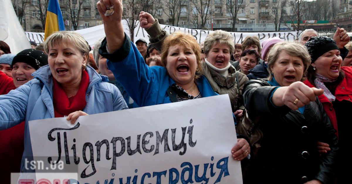 У Києві перед будівлею КМДА провели акцію протесту та побудували символічну "Стіну брехні"