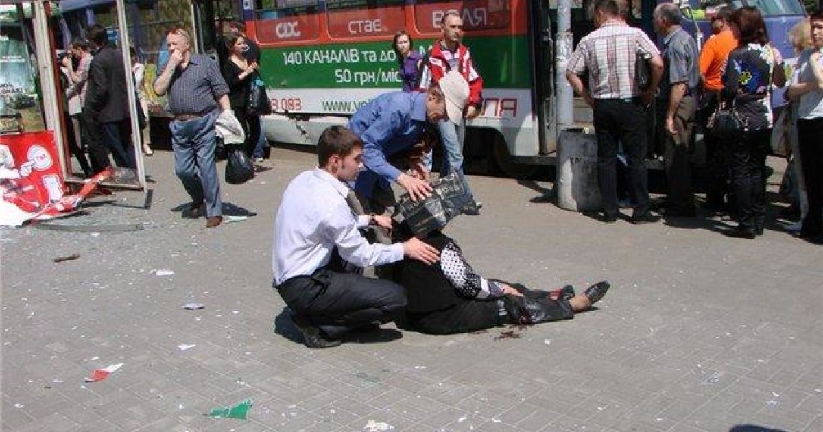 В результаті вибуху біля зупинки в центрі Дніпропетровська постраждали 5 чоловік, через 40 хв стався другий вибух в районі вокзалу