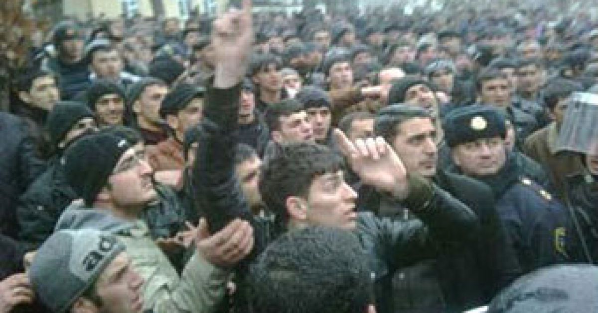 В Азербайджані через слова чиновника розгорілися безлади, які супроводжуються підпалами