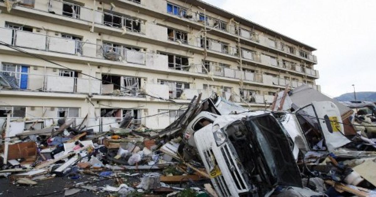 Несподіваний торнадо зруйнував у Японії сотні будинків і вбив підлітка