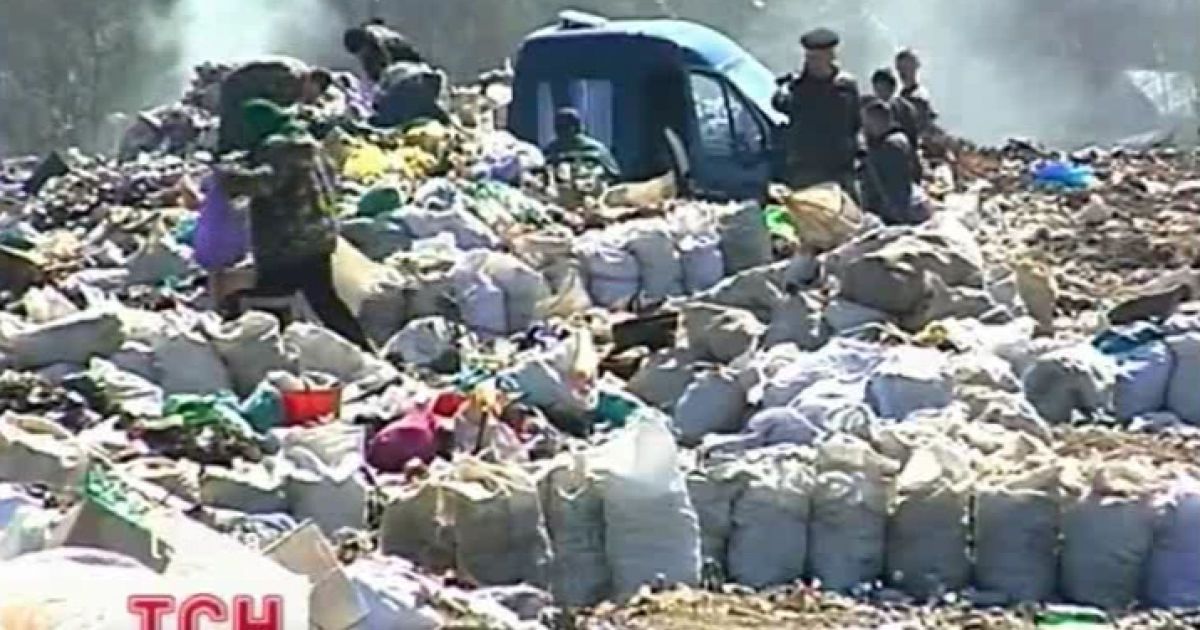 У містечку на Прикарпатті вже тиждень палає величезне сміттєзвалище