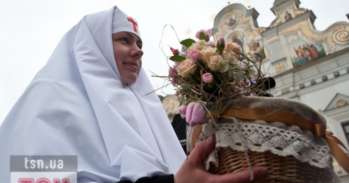 У Лаврі встановили великоднє яйце з 7500 троянд