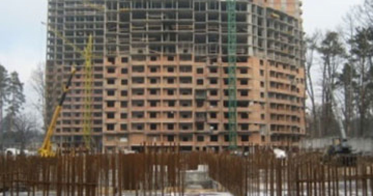 Через будівництво багатоповерхівок гине озеро. Ілюстрація