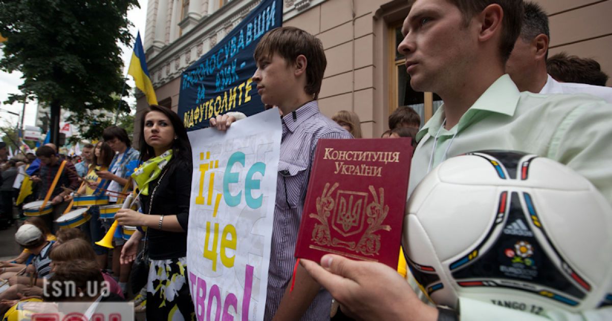 Біля ВР влаштували акцію протесту проти законопроекта Ківалова/Колесніченка