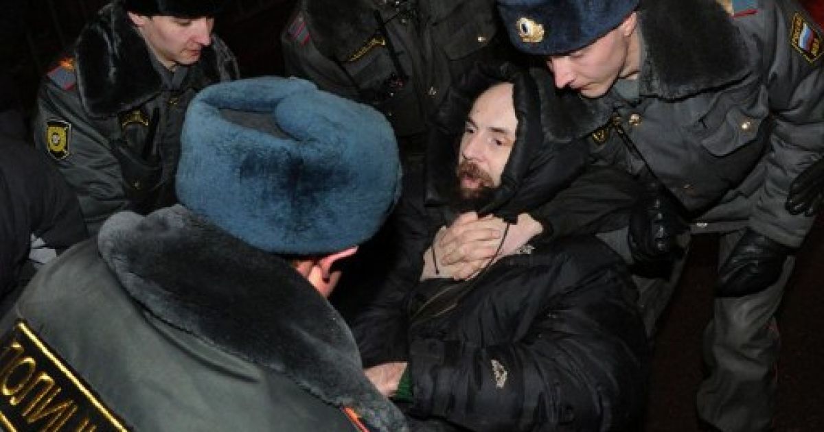 Росія, Москва. Поліцейські затримують активістів опозиційного руху "Інша Росія", які спробували провести несанкціоновану акцію протесту перед штаб-квартирою російської ЦВК у Москві проти майбутніх президентських виборів. / © AFP