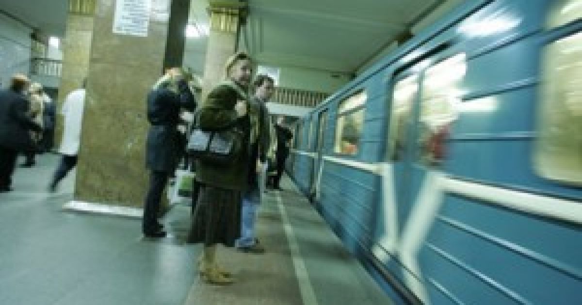 Пасажир впав на рейки у метро