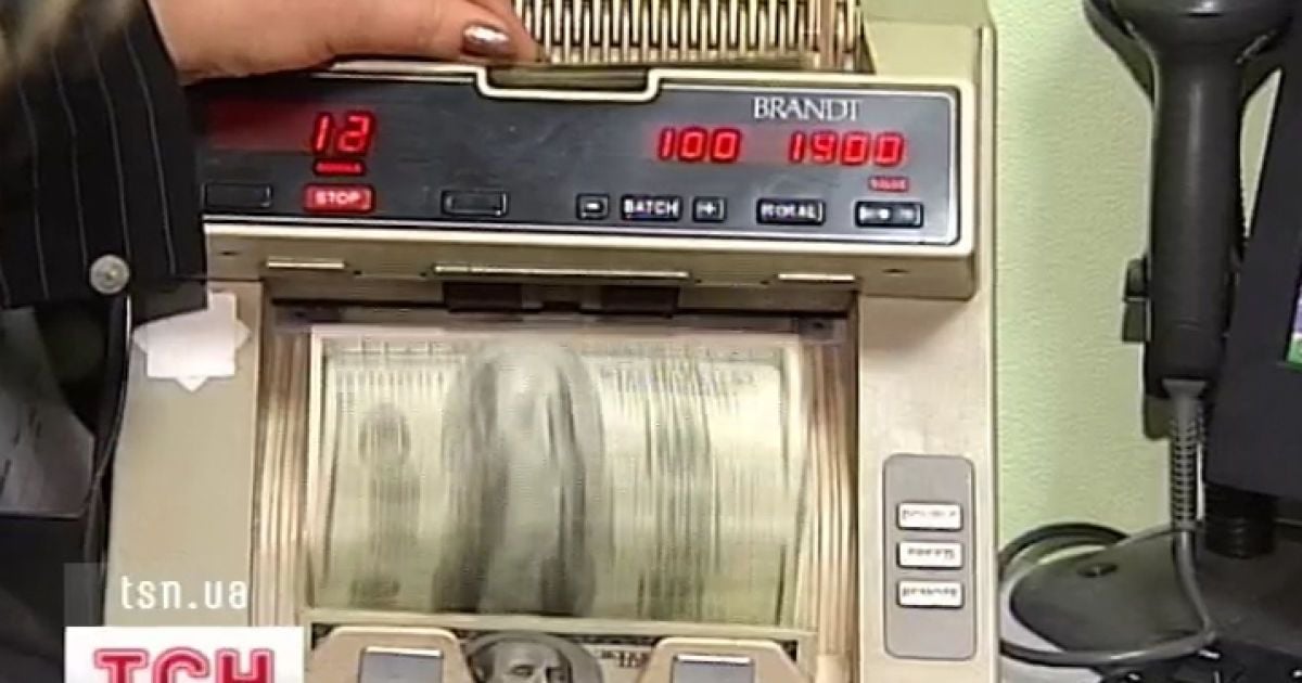 Потерпілі переконані, що така крадіжка неможлива без участі в оборудці працівників банку