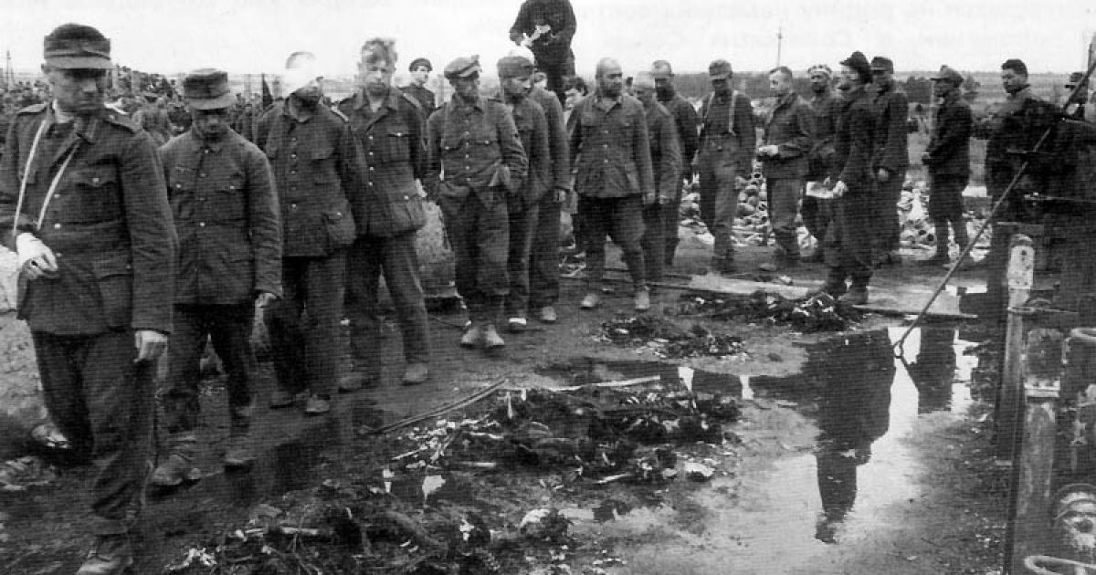 Німецьких військовополонених проводять по концтабору Майданек. Перед ними на землі лежать останки в&#039;язнів табору смерті. Околиця міста Люблін, 1944 / © bigpicture.ru