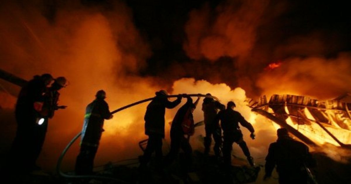 Сектор Газа. Палестинські пожежні гасять вогонь, який знищив кілька будинків після ізраїльського авіаудару по Газі. / © AFP