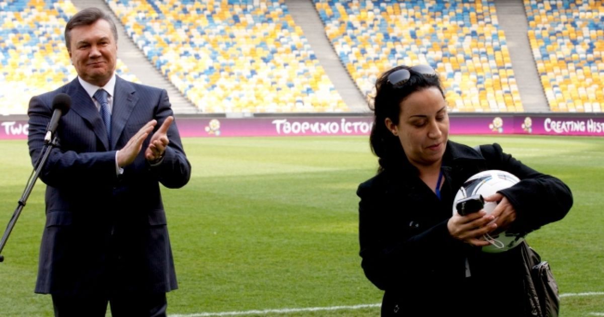 Віктор Янукович, на прохання однієї з журналісток, подарував їй футбольний м'яч для сина. / © President.gov.ua